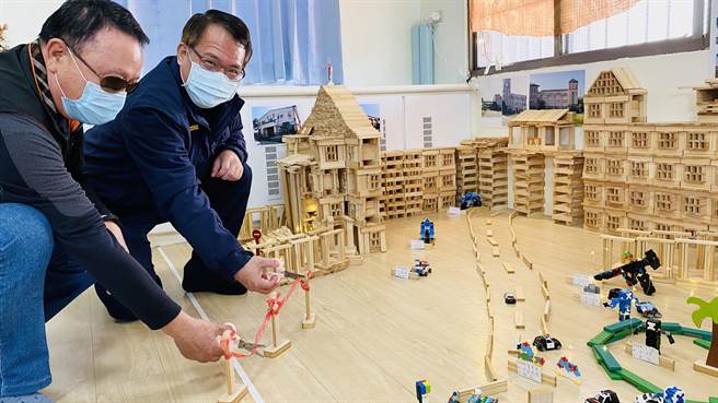 田中警察分局长郑颕聪(右)亲自到访，看到作品时也直呼有够像。(重爱幼儿园提供／吴建辉彰化传真)