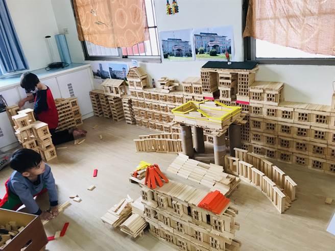 重爱幼儿园独角仙班小朋友，花了２个月时间，在学校积木角建构田中分局模型，将学校20桶，1桶300片的积木几乎用完，作品都快比他们小小的身体还高。(重爱幼儿园提供／吴建辉彰化传真)