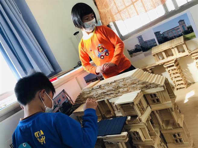 因为积木很轻，一不小心就会倒塌，相当考验细心与耐心，前后不断修正，还请老师帮忙拍分局照片，想尽量呈现作品的完整度。(重爱幼儿园提供／吴建辉彰化传真)