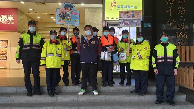 新北市永和警分局於28日出動各單位員警及民防、義警、義交等，至頂溪捷運站及周邊商家等，親切與民眾面對面宣導。（永和警分局提供）