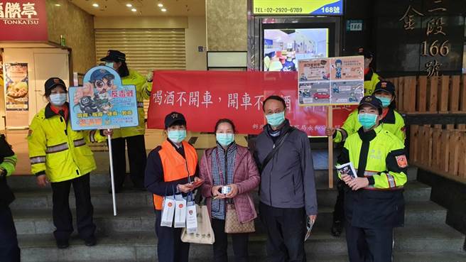 新北市永和警分局於28日出動各單位員警及民防、義警、義交等，至頂溪捷運站及周邊商家等，親切與民眾面對面宣導。（永和警分局提供）