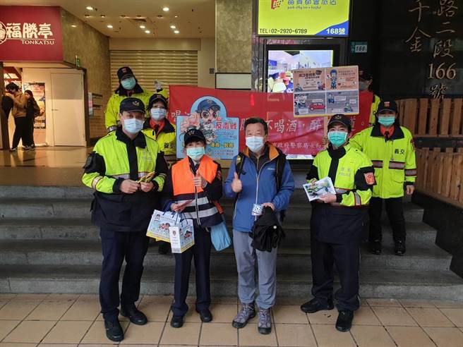 新北市永和警分局於28日出動各單位員警及民防、義警、義交等，至頂溪捷運站及周邊商家等，親切與民眾面對面宣導。（永和警分局提供）