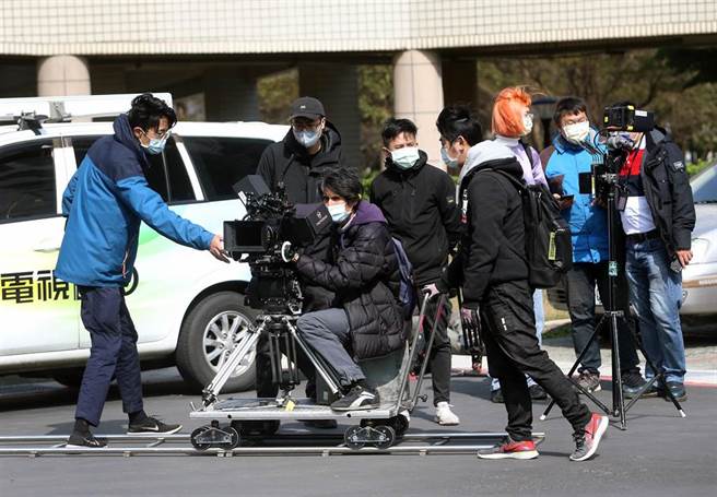 《和平归来》剧组人员前往桃园医院急诊室外拍摄取景，重现当年SARS期间台北和平医院的情境。（范扬光摄）