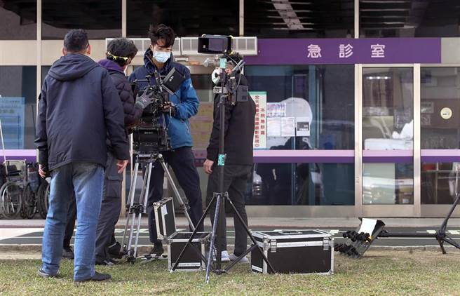 《和平归来》剧组人员前往桃园医院急诊室外拍摄取景，重现当年SARS期间台北和平医院的情境。（范扬光摄）