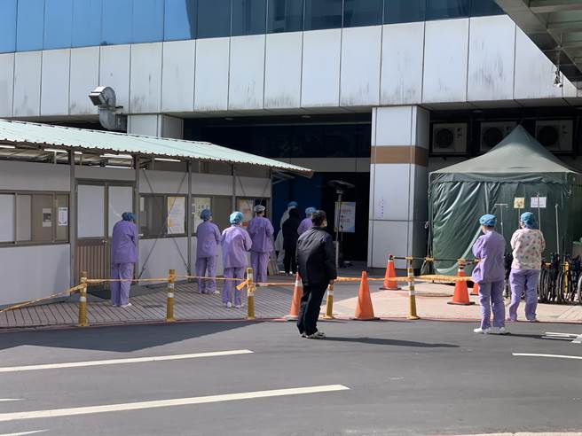 桃醫醫護人員一行人29日上午進行採檢。（姜霏攝）