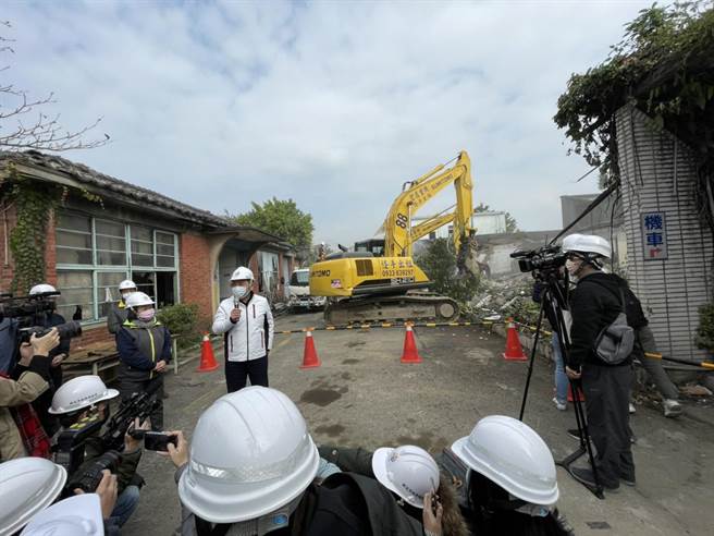 新北市長侯友宜今天帶隊前往新莊中正路進行重畫案後的首波拆除作業。（李俊淇攝）