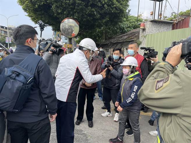 侯友宜聽完簡報後，立即指揮工人進行拆除作業。（李俊淇攝）