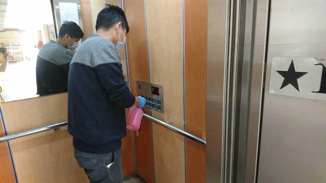 台中市教育局督导各级学校落实校园清洁消毒等防疫措施。（台中市教育局提供／王文吉台中传真）