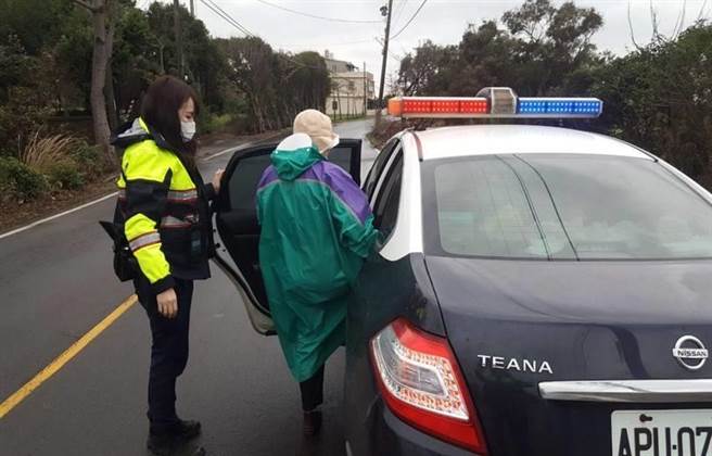 一名老妇在寒风中独行，暖警协助返家。（姜霏翻摄）