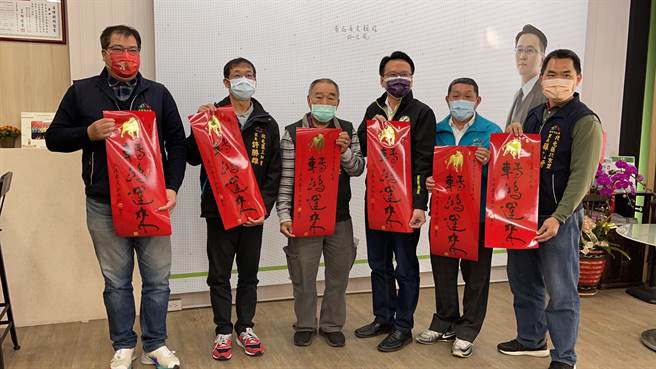 「牛转鸿运来」春联，共印刷2万份，非常精美，有需要的民眾除可前往北屯路275-2号服务处索取。（读者提供／张妍溱台中传真）