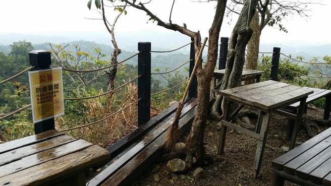 大坑2號步道張貼公告，向民眾宣導防疫觀念及保持社交距離。（台中市觀旅局提供／王文吉台中傳真）