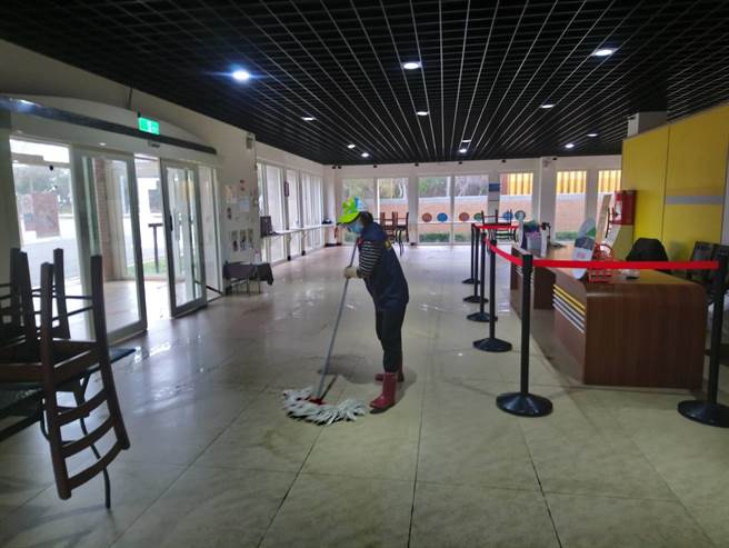 大甲鐵砧山遊客服務中心定期進行環境消毒與清理。（台中市觀旅局提供／王文吉台中傳真）