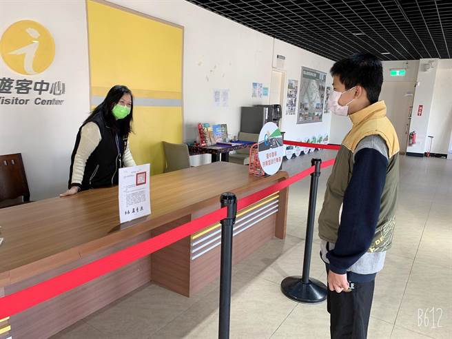 鐵砧山遊客服務中心於服務台前放置紅絨柱，與諮詢民眾保持1.5公尺以上社交安全距離。（台中市觀旅局提供／王文吉台中傳真）