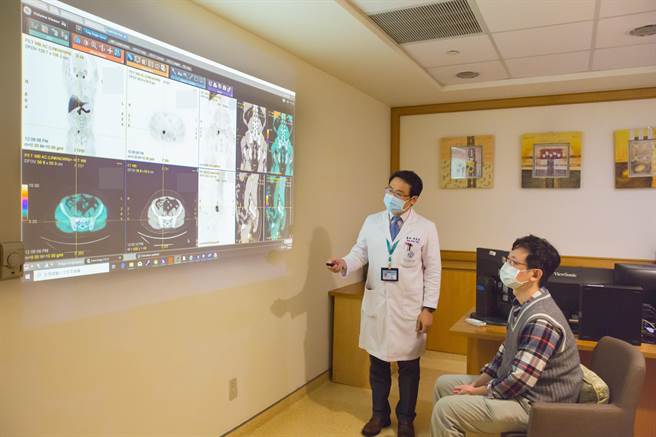 曾能泉主任解说个案检查状况与肿瘤位置(聆听者非个案)。（梧栖童医院提供）