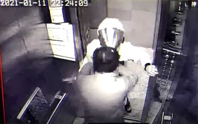 送餐被罵垃圾還遭毆打，林口男餓到受不了見警躲屋內被送辦。(戴志揚翻攝)