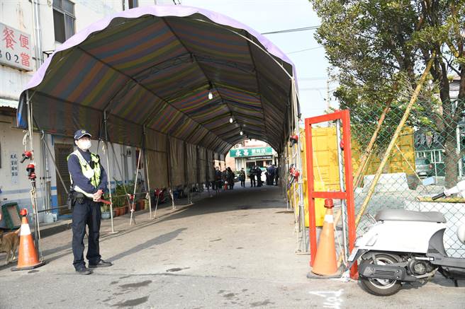 彰化市大埔路270巷口，搭起长棚，平常交流量大，为既成道路，彰化市公所要拆除。（吴敏菁摄）