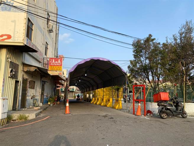 彰化市大埔路270巷口，搭起长棚，平常交流量大，为既成道路，彰化市公所要拆除。（吴敏菁摄）