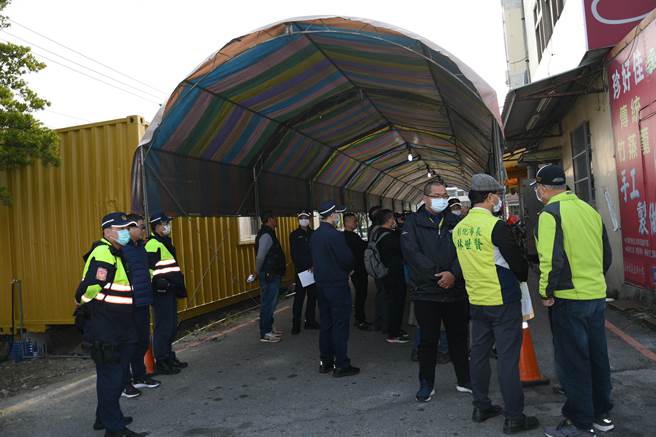 彰化市大埔路270巷口，搭起长棚，平常交流量大，为既成道路，彰化市公所要拆除。（吴敏菁摄）