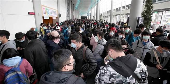 台北国际动漫节去年年初同样因疫情面临是否续办的考验，但最终仍决定续办。首日涌入近8万人，造就口罩大军奇景。(本报资料照)