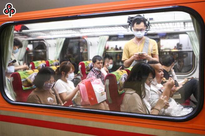 交通部与中央流行疫情指挥中心讨论后，拍板2月1日起台铁、高铁、客运等大眾运具车上禁止饮食。（本报资料照）