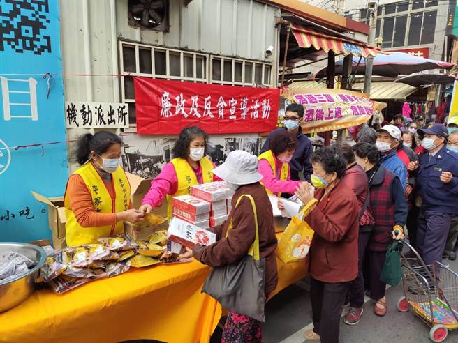 清水警分局与善心地方仕绅携手创造暖流，准备爱心物资给民眾。（清水警分局提供／陈淑娥台中传真）