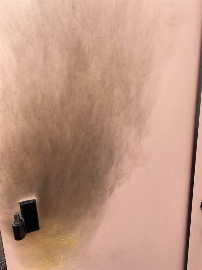 圓樓造型廁所門板遭人放火燻黑。（台中市客委會提供／王文吉台中傳真）