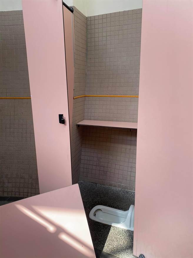 東勢客家文化園區廁所蹲式馬桶遭人敲破，整扇門板被強拆。（台中市客委會提供／王文吉台中傳真）