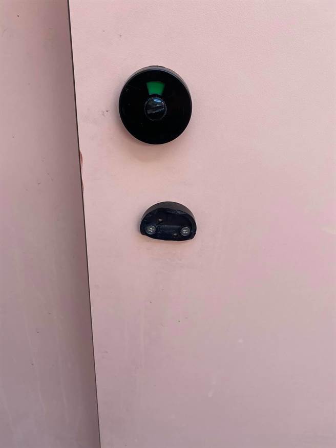 圓樓造型廁所門板把手遭人惡意破壞。（台中市客委會提供／王文吉台中傳真）