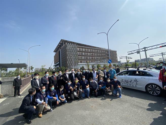 行政院長蘇貞昌到台南市歸仁區台灣智駕測試實驗室和該實驗室團隊合影。(曹婷婷攝)