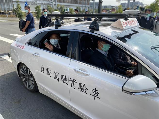 蘇貞昌體驗智駕車。(曹婷婷攝)