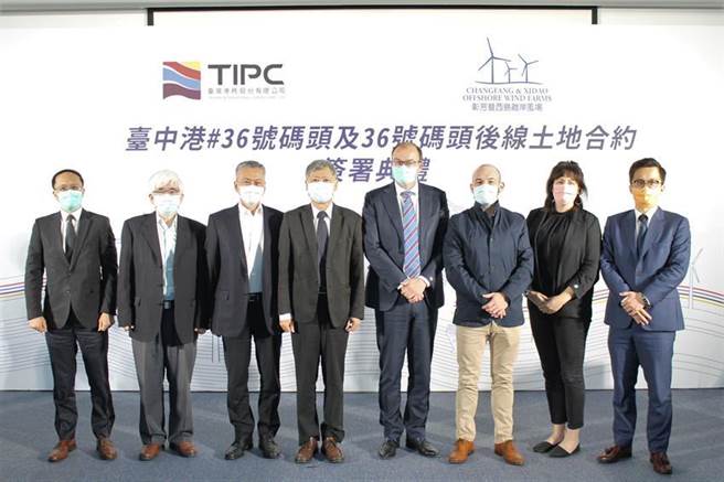 簽約典禮左起臺中港務分公司盧展猷總經理、臺灣港務公司業務副總經理鍾英鳳、總經理陳劭良、董事長李賢義、彰芳暨西島離岸風電專案執行長Dennis Sanou、海事工程經理 Ryan Colbeck、商務總監Claire Lohan、政策暨公共事務總監黃嘉偉。圖／港公司提供