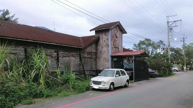 「凤林耶稣圣心天主堂」是县内少数仅存的木造天主堂遗构，现任屋主因无足够经费修缮，近日传出求售消息，当地居民希望能有人接手抢救这栋富有歷史意义的老屋。（李美玲提供／罗亦晽花莲传真）