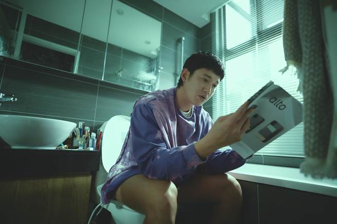 吴慷仁在片中不计形象演出。（华纳兄弟提供）