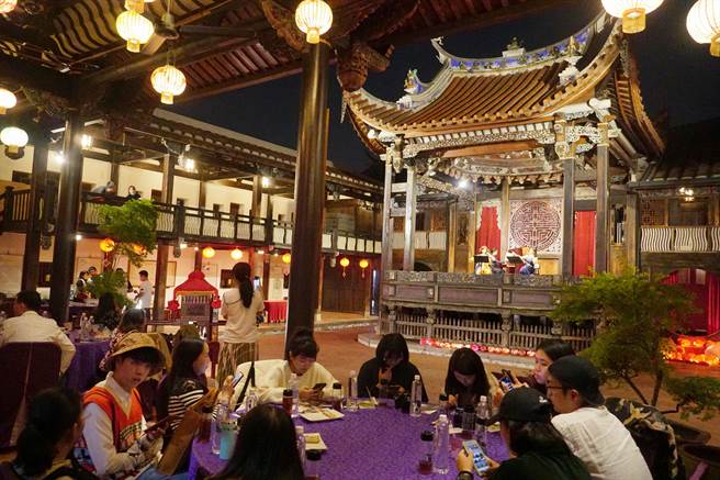 交通部觀光局參山國家風景區管理處，推出的二日遊套裝行程《穿越時空阿罩霧建築雙美學尋旅辦桌佳餚清酒宴》在霧峰林家宮保第大花廳的晚宴，體驗古時的奢華，令遊客印象深刻。（黃國峰攝）