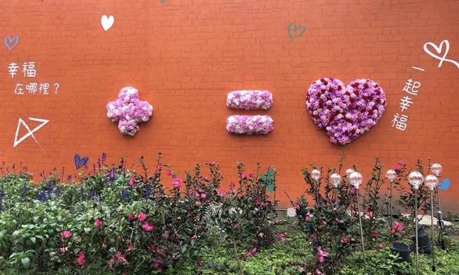 朱亚君》虚拟的「双胞胎对话」(照片来源：作者提供)