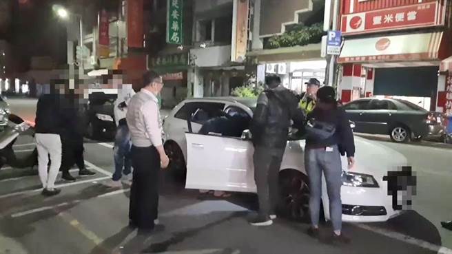 苗栗縣警局主任祕書莊武能（灰背心者）深夜11時許出院步行回警局時，竟在府前路上目擊2輛車疑似進行毒品交易，立即通知轄區警方到場查緝。（苗栗警分局提供／巫靜婷苗栗傳真）