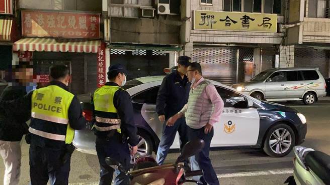 苗栗縣警局主任祕書莊武能（灰背心者）深夜11時許出院步行回警局時，竟在府前路上目擊2輛車疑似進行毒品交易，立即通知轄區警方到場查緝。（苗栗警分局提供／巫靜婷苗栗傳真）