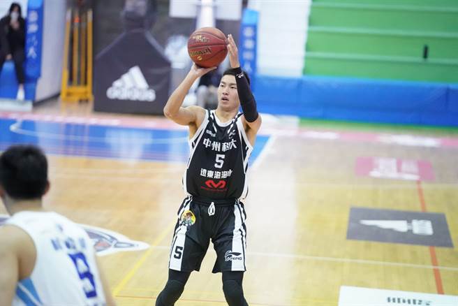 中州蒙古籍球员沙鹿29日在最后3.3秒投进绝杀三分球。(大专体总提供)
