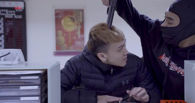 台中市警第二分局指出，电影饰演抢匪及领钱民眾都是友情客串参与演出。（台中市警第二分局提供／张妍溱台中传真）