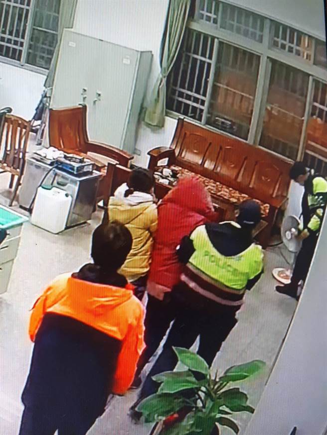 林姓妇人（红帽者）28日晚间在武岭高山症发作，仁爱警方协助至雾社派出所休息。（民眾提供／黄立杰南投传真）