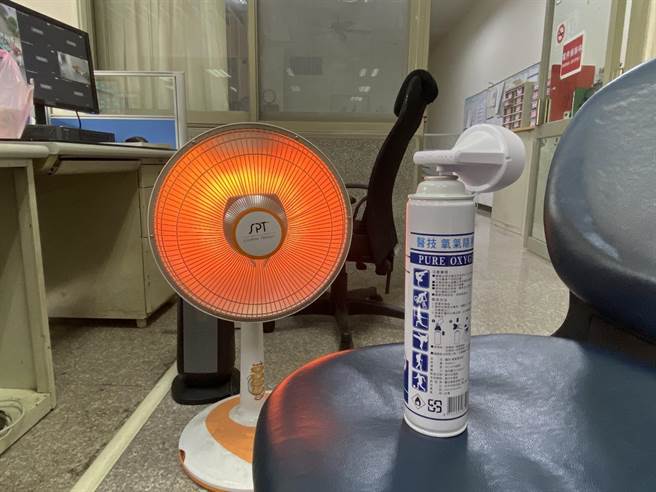 仁爱警分局员警，当机立断以随即氧气瓶救急，并让林女在派出所休息，以暖炉取暖舒缓高山症症状。（民眾提供／黄立杰南投传真）