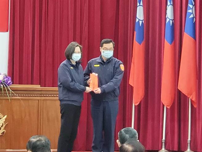 蔡英文总统29日出席警政署年终署务会报，颁发维护治安工作奖励金给各警察机关。(林郁平摄)
