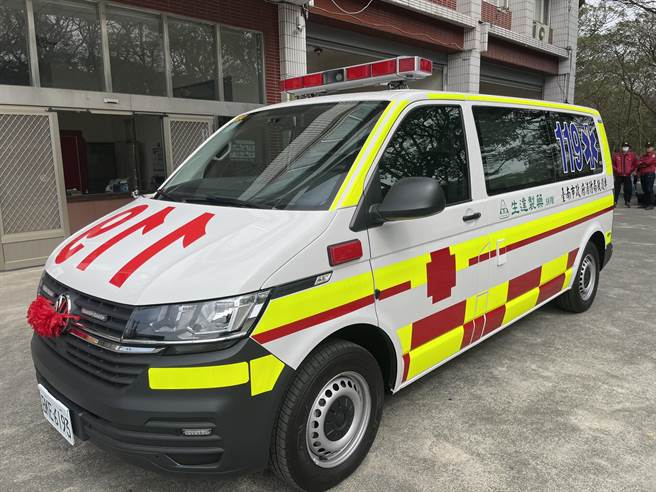 新式涂装的巴腾堡格纹救护车，车侧贴了红、黄相间的格纹反光条，车尾黏贴呈现箭头向上的红、黄斜纹可以提升辨识度。（台南市消防局提供／刘秀芬台南传真）