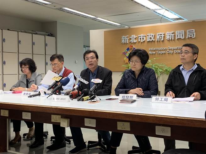 新北市副秘书长刘和然（中）统筹防疫有功，今接掌新北市副市长一职。（许哲瑗摄）