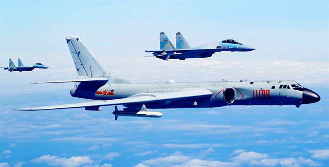 中方空军轰-6K轰炸机与苏-35等战机编队飞行的资料照。（新华社）