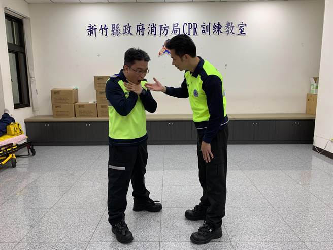 新竹县消防局拍摄婴幼儿哈姆立克法影片，期望能透过宣导，在意外发生初期，即有机会排除异物。（新竹县消防局／庄旻静新竹传真）