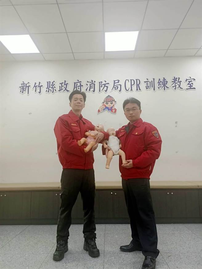 新竹县消防局安排2名资深教官，开设婴幼儿急救课程。（新竹县消防局／庄旻静新竹传真）
