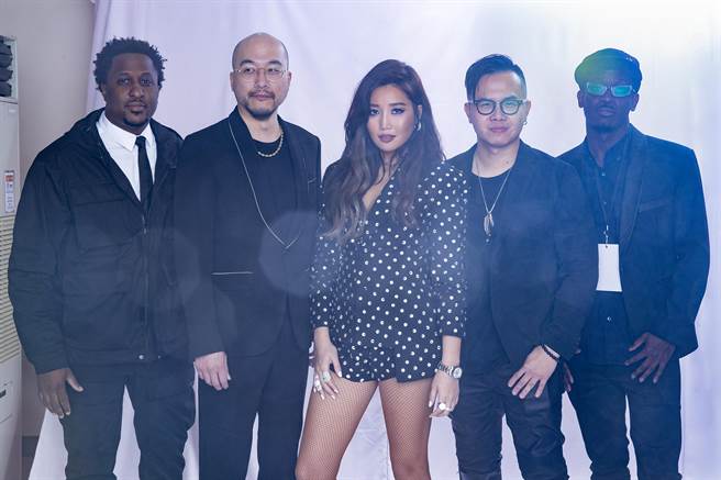 A-Lin率6名舞者及4位乐手气势登场。（索尼音乐提供）