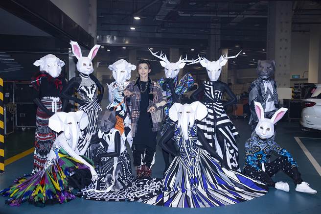 炎亚纶日前录制《红白》演唱新歌。（索尼音乐提供）