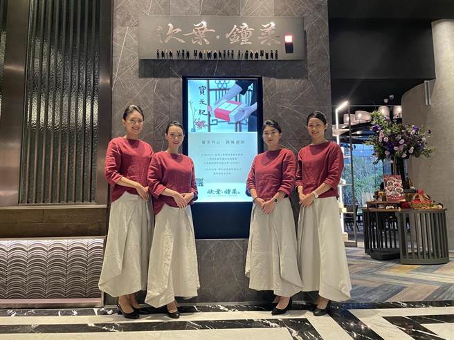 宝元纪招募空服员投入侍茶，无缝接轨的服务让人印象深刻。（宝元纪提供）